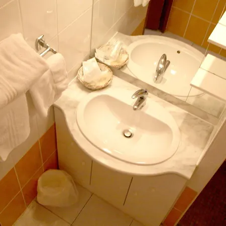 Logis - Du Pastel - 3 Etoiles Et Restaurant מלון